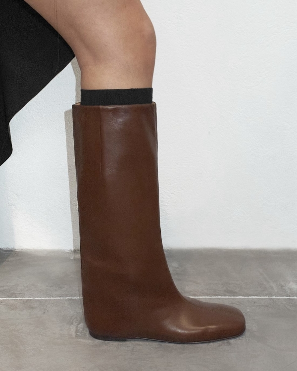 Дутая, похожая на чулки и ковбойская. Какую