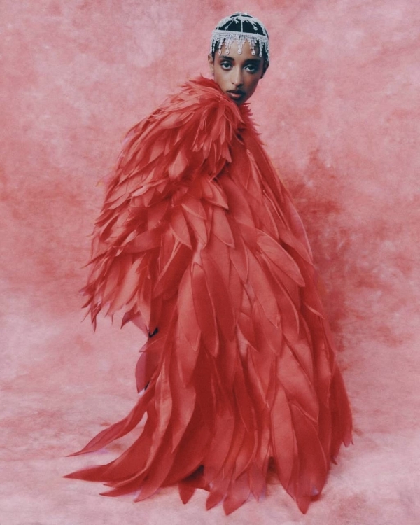 Не только белый: собираем гардероб в модных