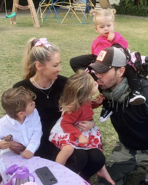 Анна Курникова и Энрике Иглесиас стали родителями