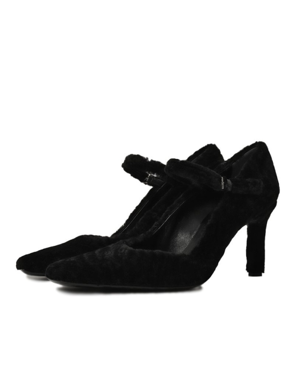 Нашли меховые туфли, сапоги и босоножки —