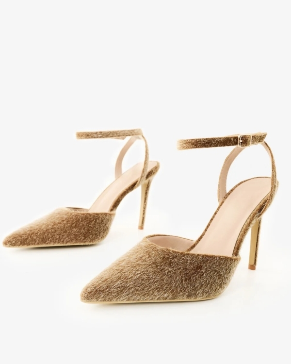 Нашли меховые туфли, сапоги и босоножки —