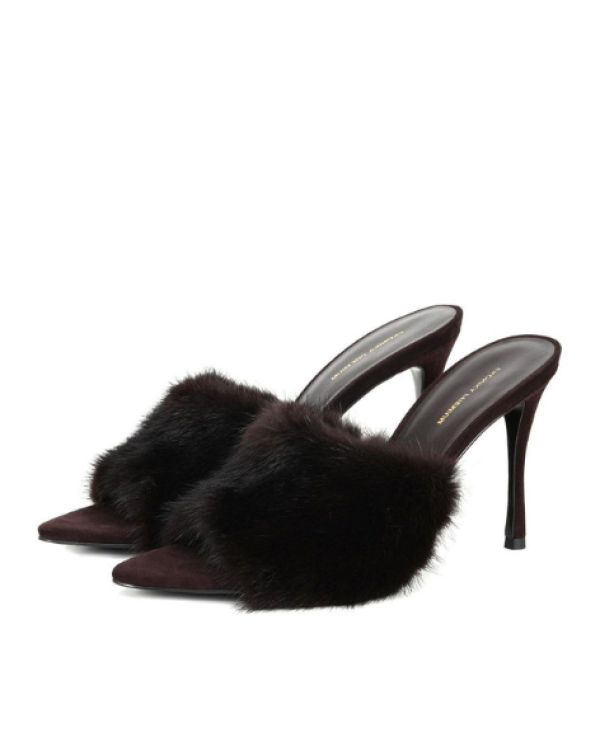 Нашли меховые туфли, сапоги и босоножки —