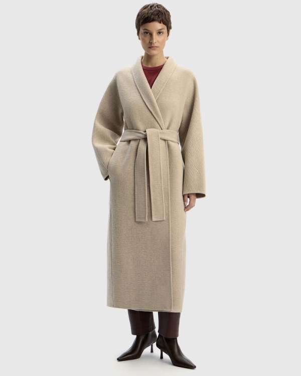 Не только белый: собираем гардероб в модных