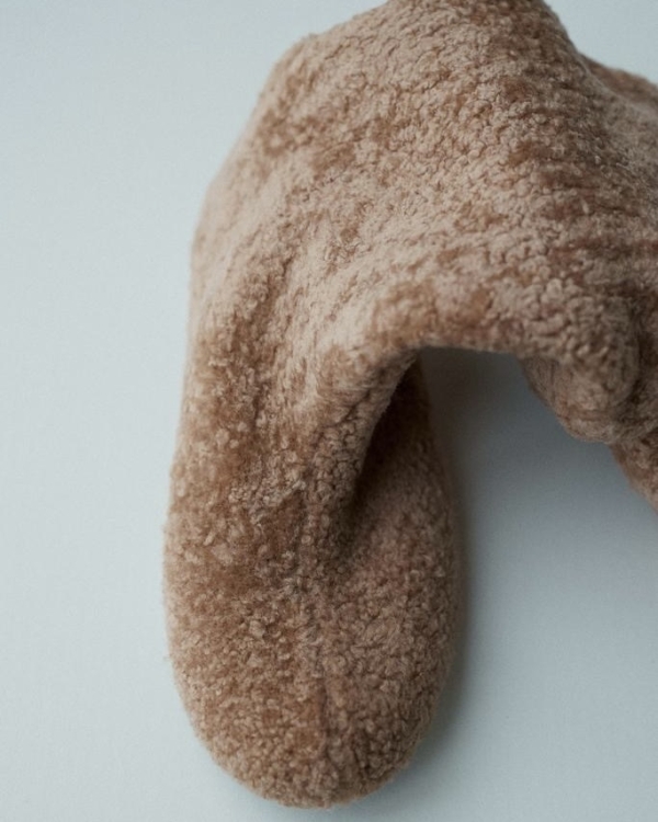 Нашли меховые туфли, сапоги и босоножки —