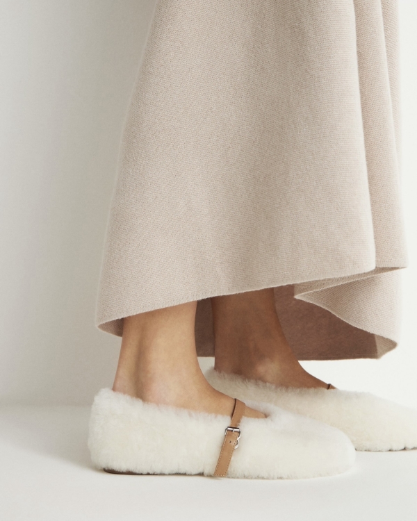 Нашли меховые туфли, сапоги и босоножки —