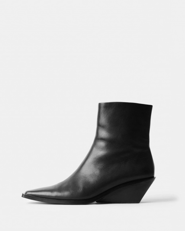 Дутая, похожая на чулки и ковбойская. Какую