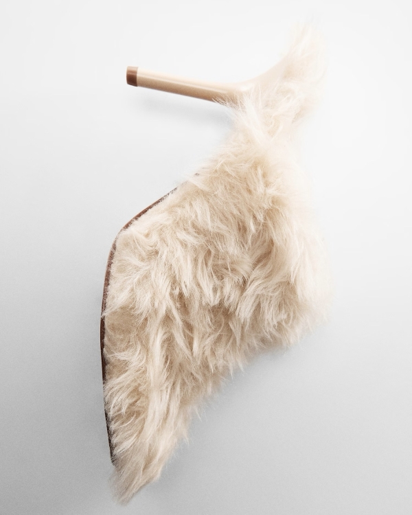 Нашли меховые туфли, сапоги и босоножки —