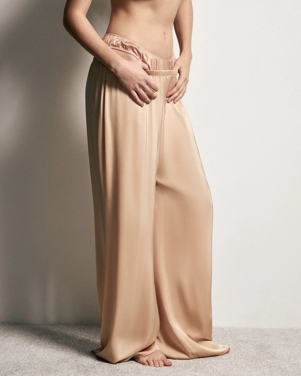 Пижамы, комбинации и даже корсеты. В чем