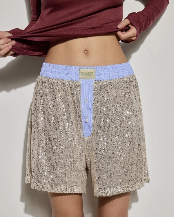 Пижамы, комбинации и даже корсеты. В чем