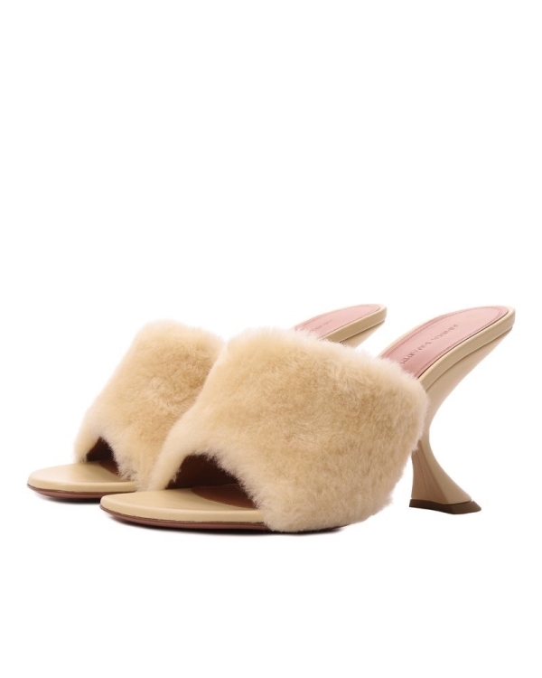 Нашли меховые туфли, сапоги и босоножки —