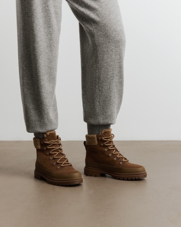 Дутая, похожая на чулки и ковбойская. Какую