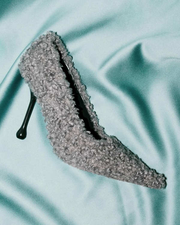 Нашли меховые туфли, сапоги и босоножки —