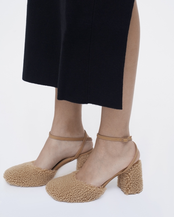 Нашли меховые туфли, сапоги и босоножки —