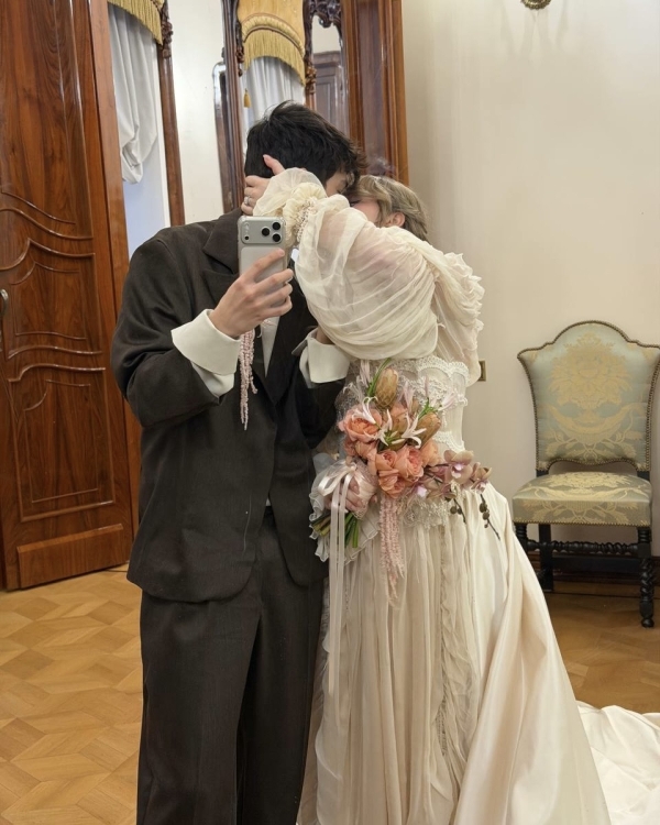 Певец Акмаль и Александра Куртова поженились