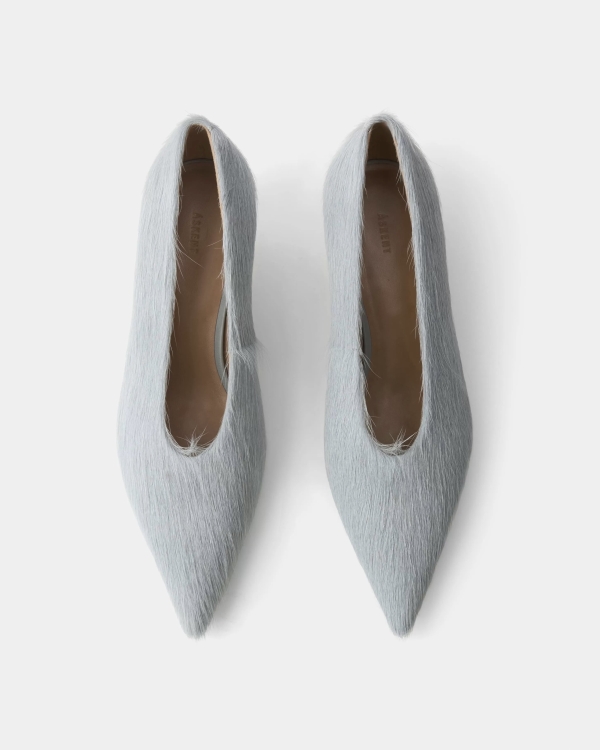 Нашли меховые туфли, сапоги и босоножки —