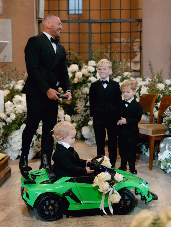 Конор Макгрегор опубликовал фото со свадьбы