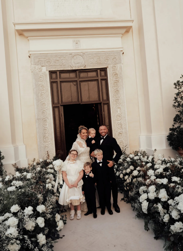 Конор Макгрегор опубликовал фото со свадьбы