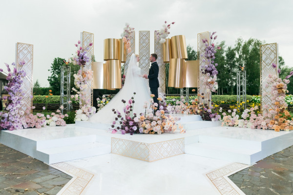 Свадьба в белоснежно-лавандовых оттенках