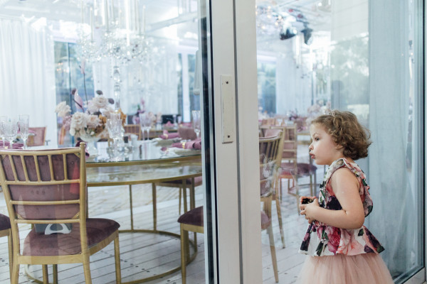 Свадьба в белоснежно-лавандовых оттенках