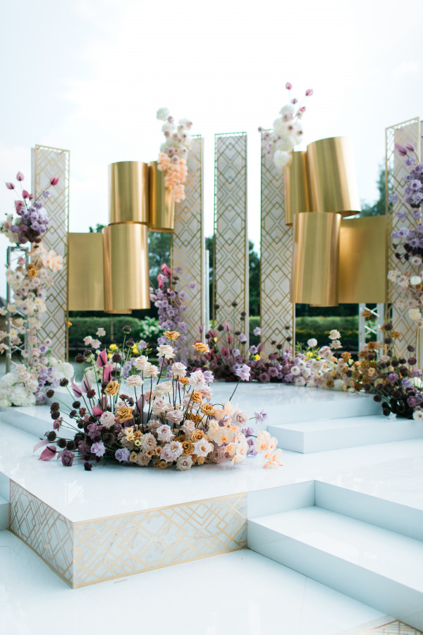 Свадьба в белоснежно-лавандовых оттенках