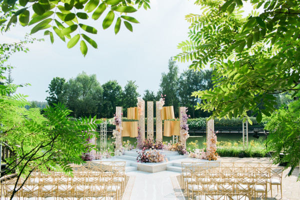 Свадьба в белоснежно-лавандовых оттенках