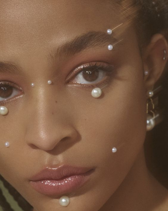 Макияж с жемчугом — идея для смелых