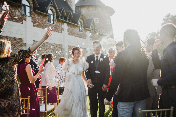 Солнечная свадьба в замке недалеко от Москвы