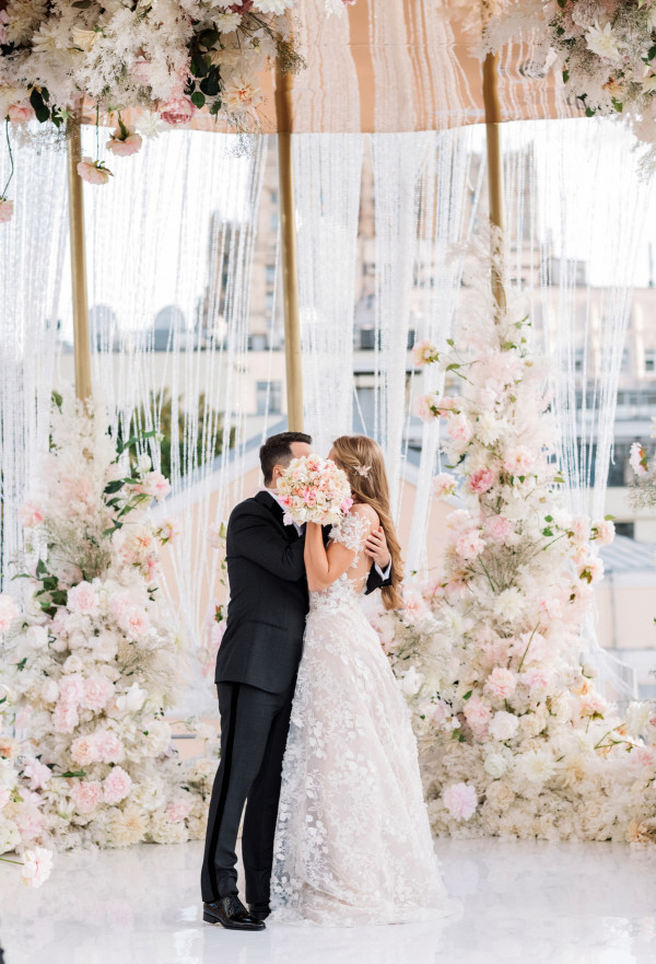 Свадьба в окружении золота и нежных цветов