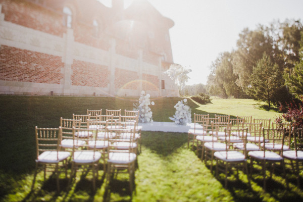 Солнечная свадьба в замке недалеко от Москвы