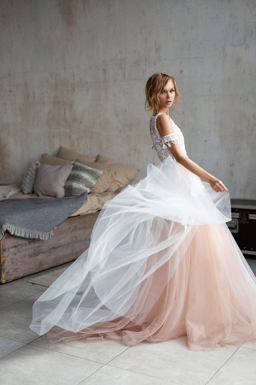 Свадебные платья: 10 нежно-розовых вариантов