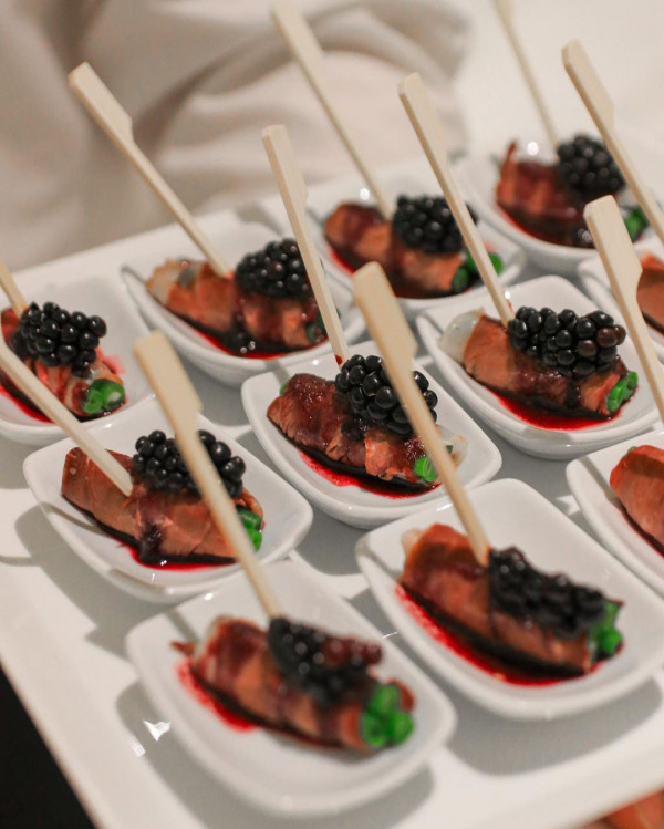 Кейтеринги, которым стоит доверить свой свадебный ужин