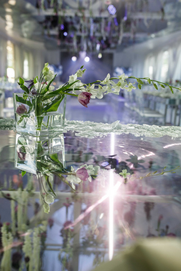 Летняя свадьба в окружении льда