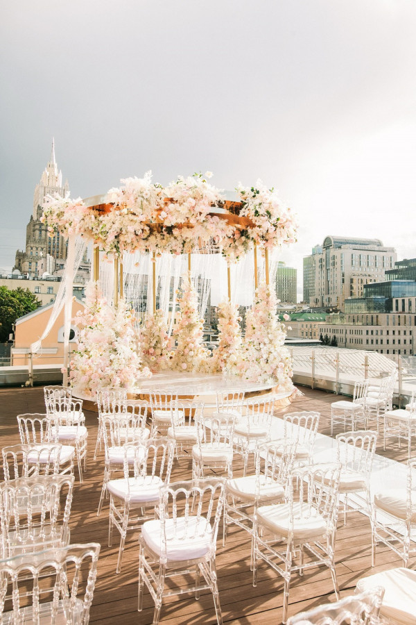 Свадьба в окружении золота и нежных цветов