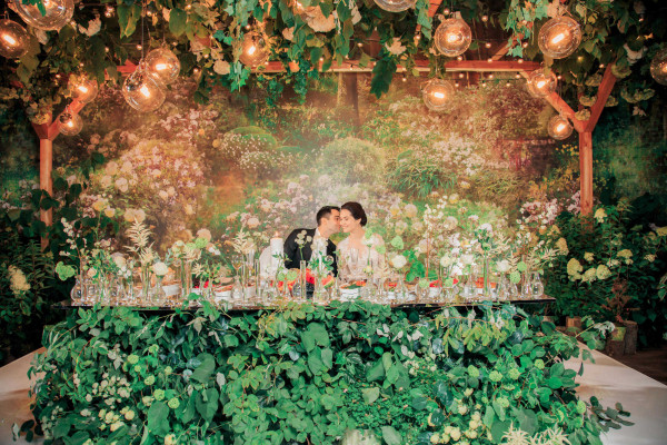 Романтичная свадьба в зеленом лесу