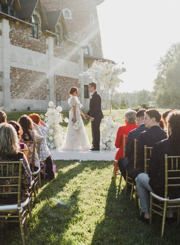 Солнечная свадьба в замке недалеко от Москвы