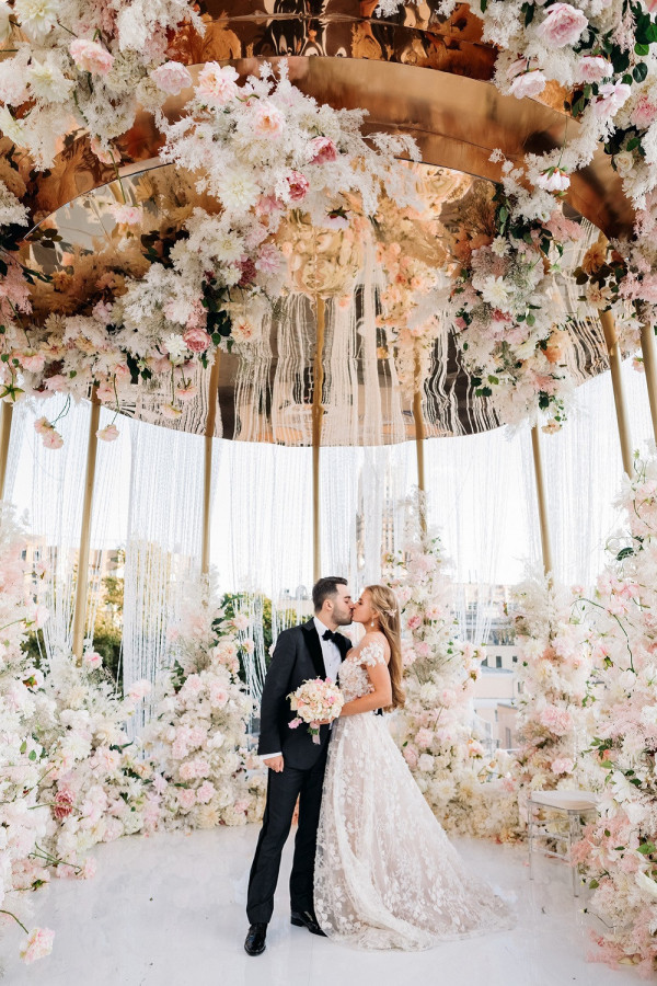 Свадьба в окружении золота и нежных цветов