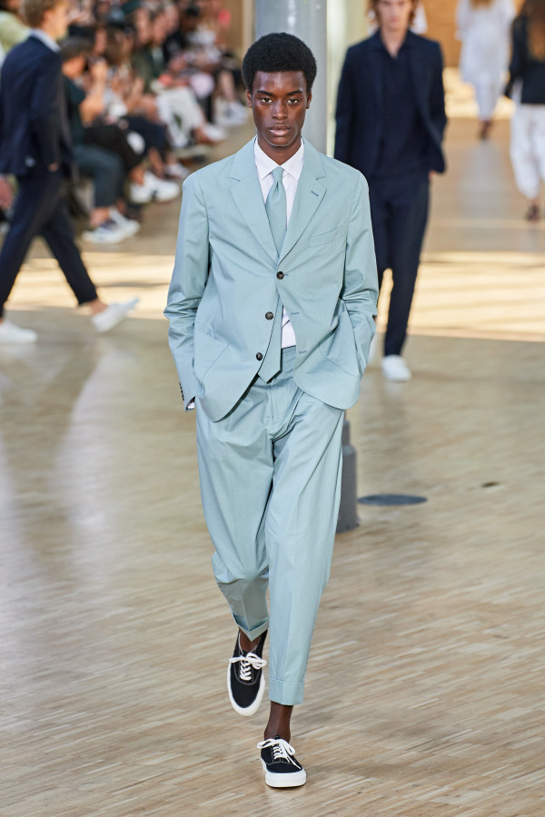 Костюм жениха в пастельных тонах — тренд