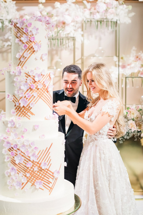 Свадьба в окружении золота и нежных цветов