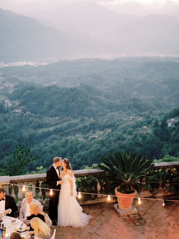 Солнечная свадьба среди итальянских гор