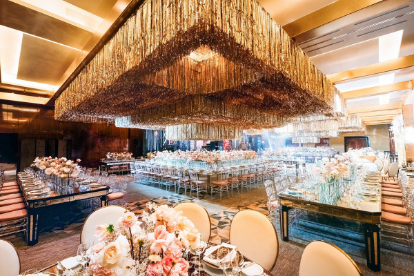 Свадьба в окружении золота и нежных цветов