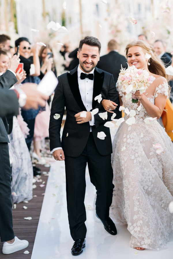 Свадьба в окружении золота и нежных цветов