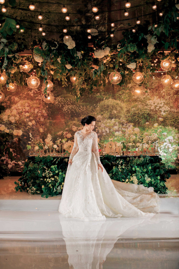 Романтичная свадьба в зеленом лесу