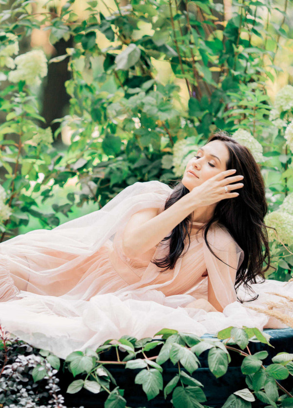 Романтичная свадьба в зеленом лесу