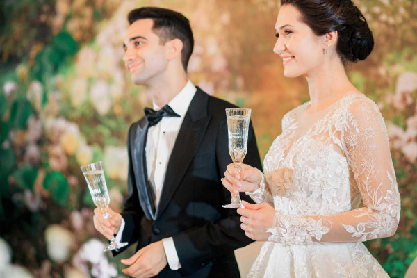 Романтичная свадьба в зеленом лесу