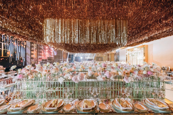 Свадьба в окружении золота и нежных цветов