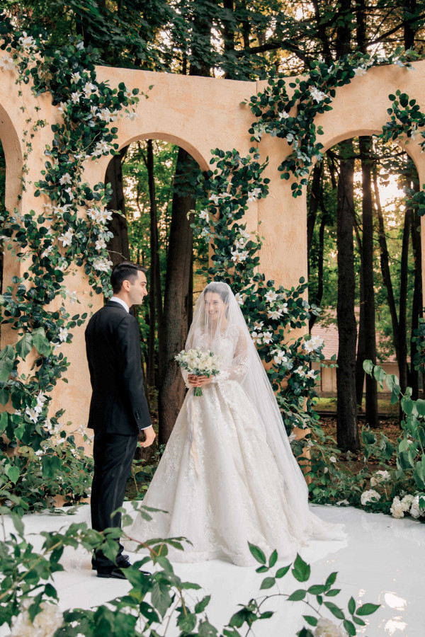 Романтичная свадьба в зеленом лесу