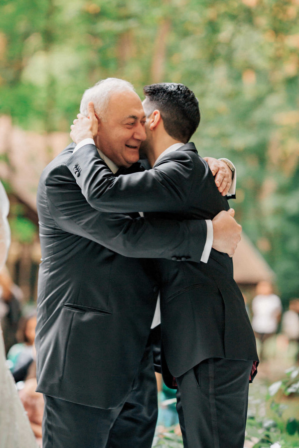 Романтичная свадьба в зеленом лесу