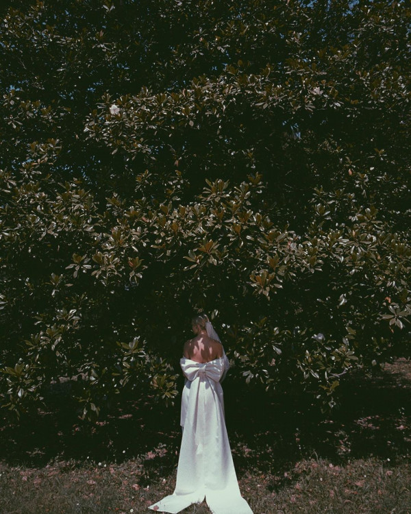 Свадебные платья с крупными бантами – тренд