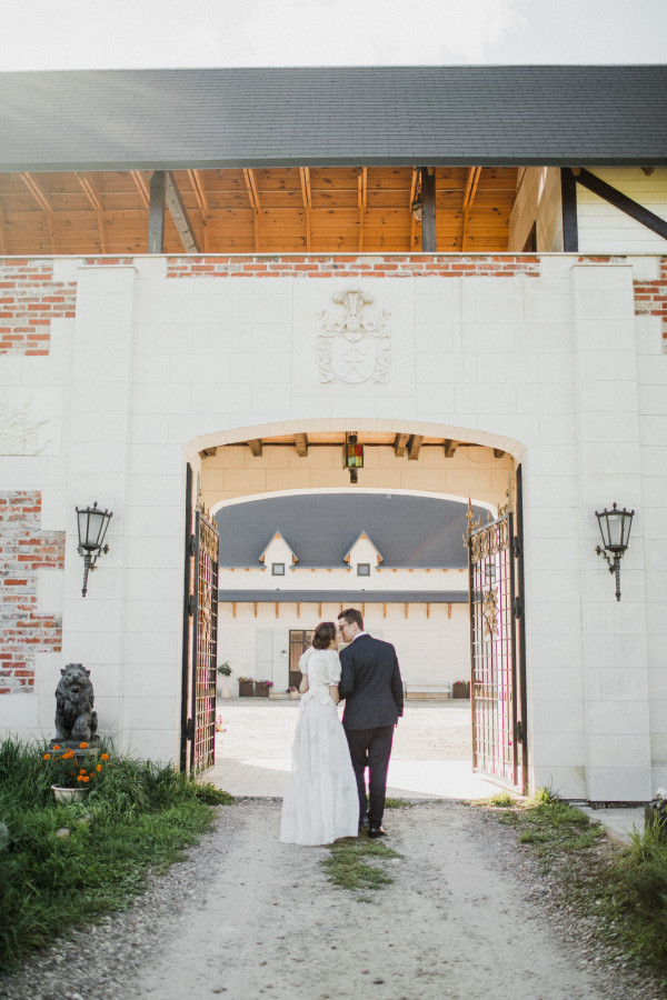 Солнечная свадьба в замке недалеко от Москвы