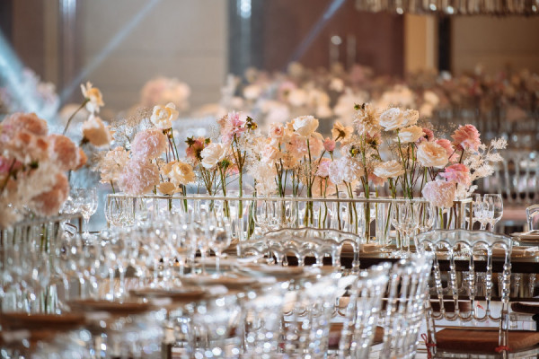 Свадьба в окружении золота и нежных цветов